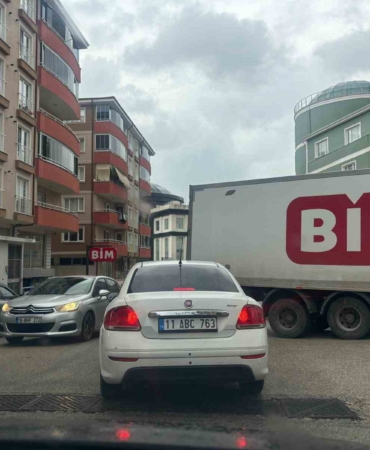 Bilecik’te yol ortasına park ederek trafiği kilitleyen BİM marketlere ait tırın sürücüsüne tepki