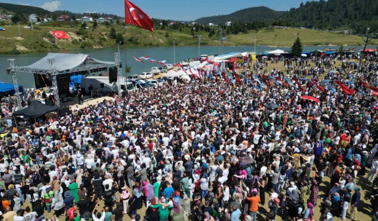 Binlerce kişinin katıldığı Akyazı Acelle Yaylası Şenlikleri’nde büyük coşku