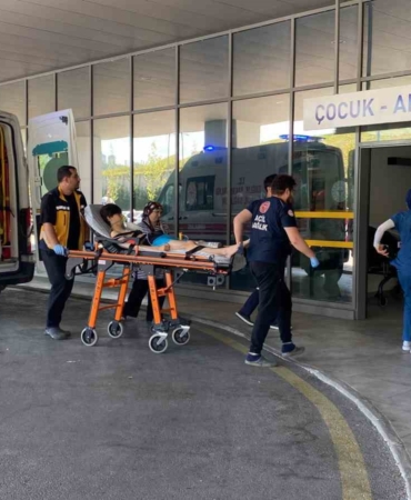 Boğulma tehlikesi geçiren 2 genç hastaneye kaldırıldı