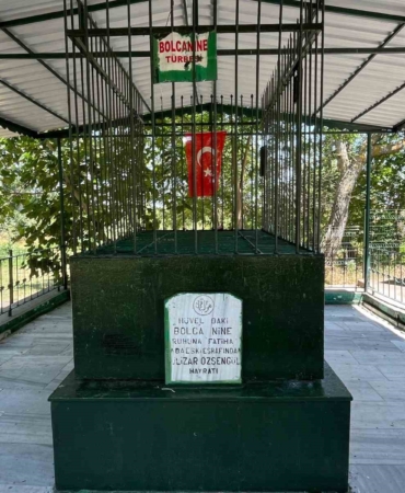 Bolca Nine türbesi, 500 yıldır ziyaretçilerini ağırlıyor