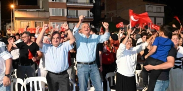 Bozüyük’te Türkiye-Avusturya maçı, kurulan dev ekranda izlendi