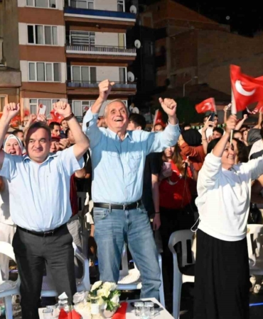 Bozüyük’te Türkiye-Avusturya maçı, kurulan dev ekranda izlendi