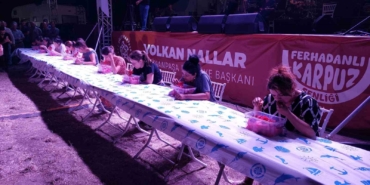 Bu da karpuz yeme yarışması: 2 kilo karpuzu erken bitiren altın kazandı