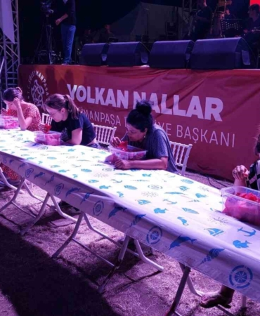 Bu da karpuz yeme yarışması: 2 kilo karpuzu erken bitiren altın kazandı