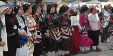 Bu festivalde yüzlerce kişi kol kola girip horon oynadı