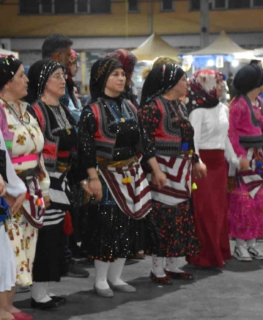 Bu festivalde yüzlerce kişi kol kola girip horon oynadı