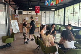 Bu kafede sadece İngilizce konuşuluyor