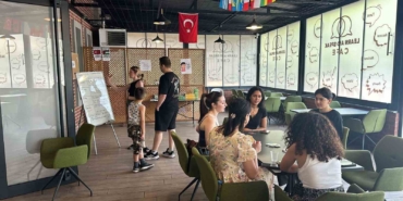 Bu kafede sadece İngilizce konuşuluyor