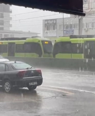 Bursa sağanak yağışa teslim oldu