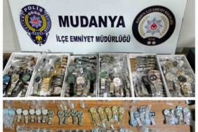 Bursa’da 100 bin liralık kaçak elektronik saat ele geçirildi