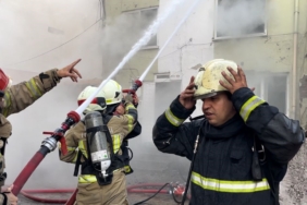 Bursa’da 3 katlı bina alev alev yandı