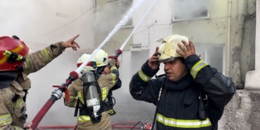 Bursa’da 3 katlı bina alev alev yandı