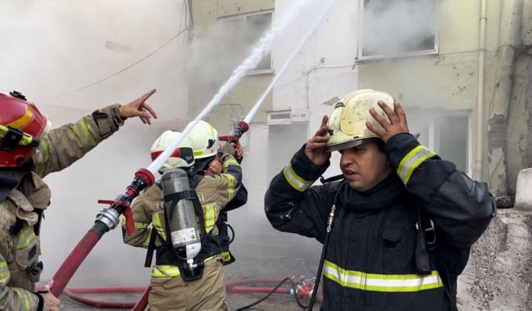 Bursa’da 3 katlı bina alev alev yandı