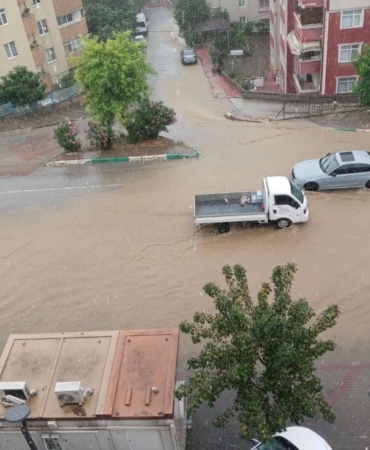Bursa’da aniden bastıran yağmur, hayatı felç etti