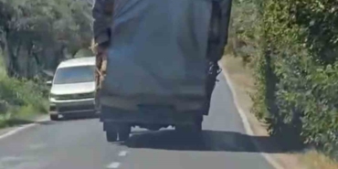 Bursa’da aşırı yükle seyreden kamyonet trafiği tehlikeye attı