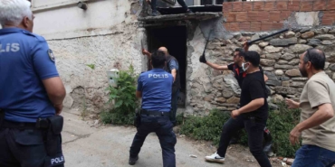 Bursa’da çöp evini temizletmeyip polisi bıçakladı
