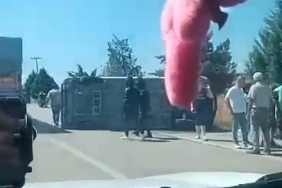 Bursa’da direksiyon hakimiyetini kaybeden minibüs devrildi