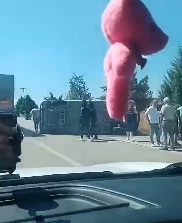 Bursa’da direksiyon hakimiyetini kaybeden minibüs devrildi