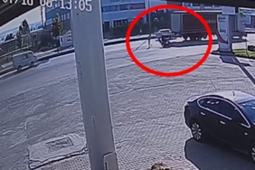 Bursa’da feci motosiklet kazası kamerada: 3 yaralı