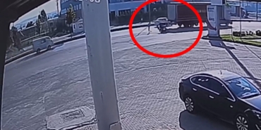 Bursa’da feci motosiklet kazası kamerada: 3 yaralı