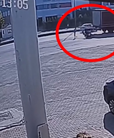 Bursa’da feci motosiklet kazası kamerada: 3 yaralı