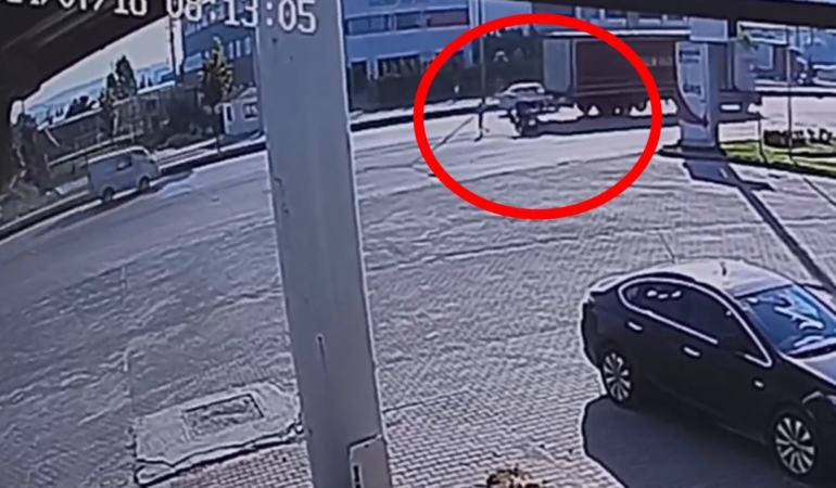 Bursa’da feci motosiklet kazası kamerada: 3 yaralı