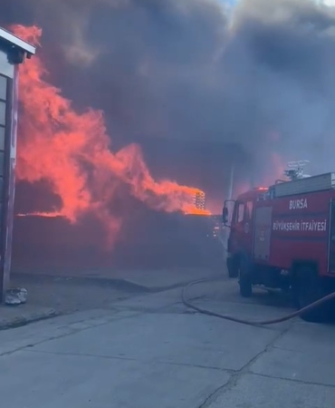 Bursa’da kereste fabrikası alev alev yanıyor