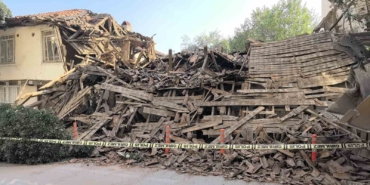 Bursa’da metruk bina saniyeler içinde yerle bir oldu