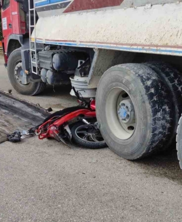 Bursa’da motosiklet kamyonun altına girdi: 1 yaralı