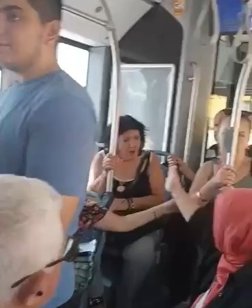 Bursa’da otobüsteki yer tartışması kamerada