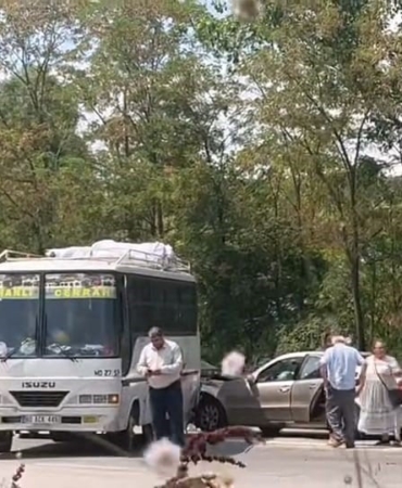 Bursa’da otomobil ile otobüs çarpıştı: 1 yaralı