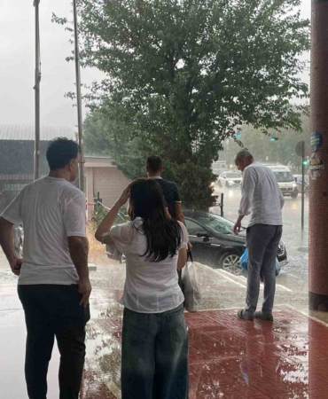 Bursa’da sağanak yağış hayatı durma noktasına getirdi