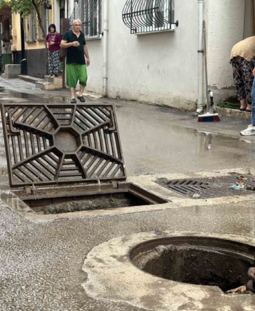 Bursa’da sağanak yağış hayatı felç etti: Evleri su bastı, rögarlar taştı