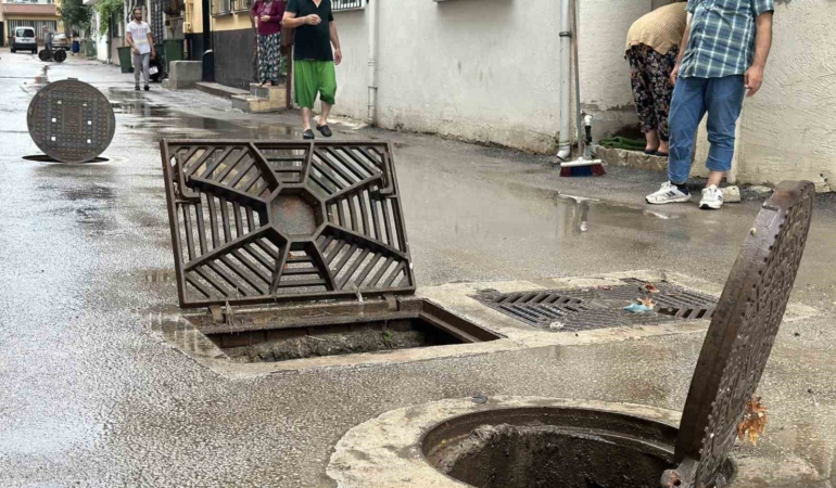 Bursa’da sağanak yağış hayatı felç etti: Evleri su bastı, rögarlar taştı