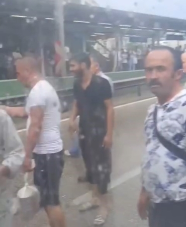 Bursa’da sağanak yağışta yolda kalanlar otobüsün önünü kesti