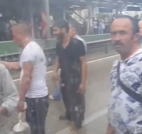 Bursa’da sağanak yağışta yolda kalanlar otobüsün önünü kesti