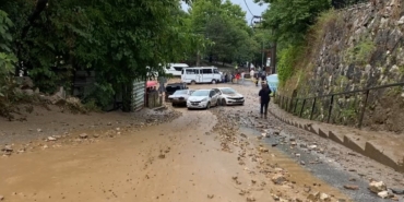 Bursa’da taşan dere araçları böyle önüne kattı...Araçların sürüklenmesi kamerada