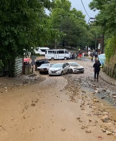 Bursa’da taşan dere araçları böyle önüne kattı...Araçların sürüklenmesi kamerada