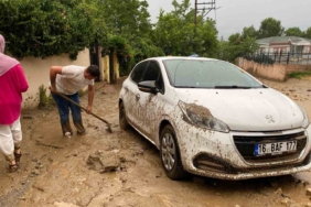 Bursa’da taşan dere araçları önüne kattı