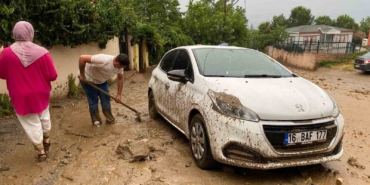 Bursa’da taşan dere araçları önüne kattı