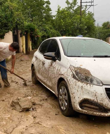 Bursa’da taşan dere araçları önüne kattı