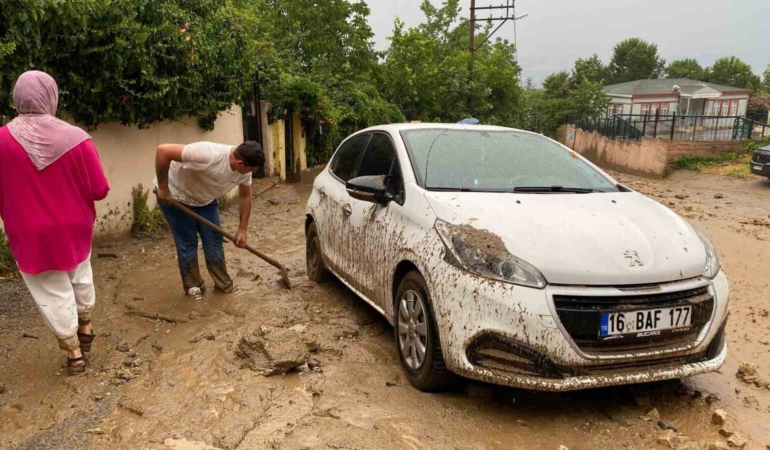 Bursa’da taşan dere araçları önüne kattı