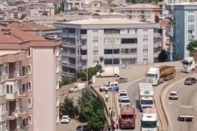 Bursa’da virajı alamayan araç site bahçesine uçtu : 3 yaralı