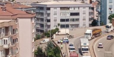 Bursa’da virajı alamayan araç site bahçesine uçtu : 3 yaralı