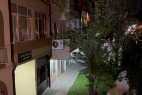 Bursa’da yağmur yağdığında bu site göle dönüyor...Siteyi su basması güvenlik kamerasında