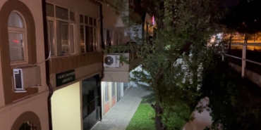 Bursa’da yağmur yağdığında bu site göle dönüyor...Siteyi su basması güvenlik kamerasında