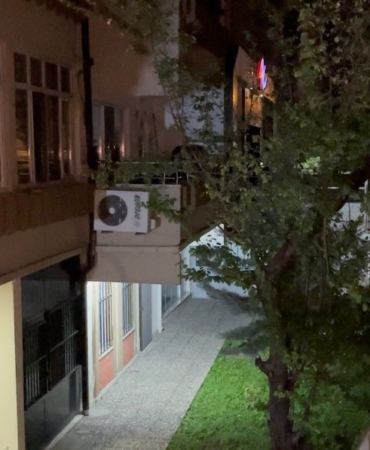 Bursa’da yağmur yağdığında bu site göle dönüyor...Siteyi su basması güvenlik kamerasında