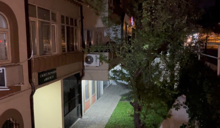 Bursa’da yağmur yağdığında bu site göle dönüyor...Siteyi su basması güvenlik kamerasında