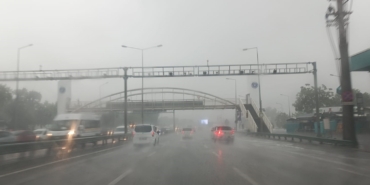 Bursa’da yollar dereye, merdivenler şelaleye döndü