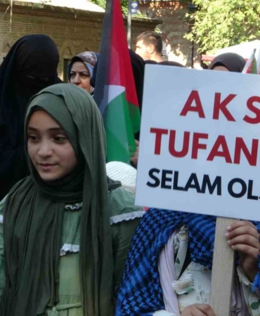 Bursa’da yüzlerce kişi Filistin için yürüdü